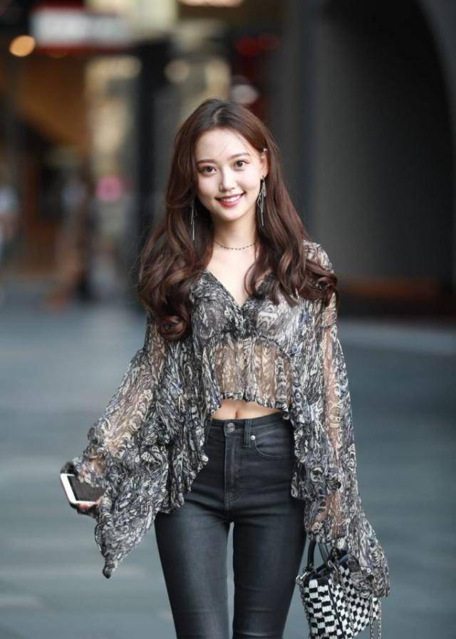 街拍模特笑起来神似“陈意涵”，身材玲珑有致，引得众多人围观-沐风文化